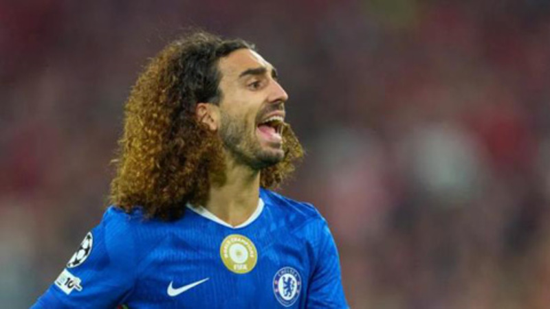 Marc Cucurella với mái tóc xù đặc trưng